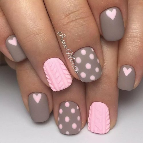 Серо розовый маникюр на короткие ногти