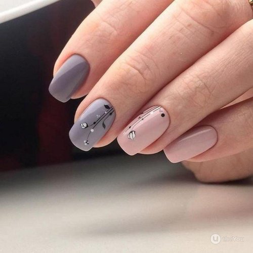 Серо розовый маникюр