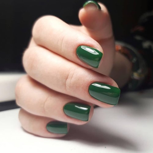 Зеленый маникюр на короткие