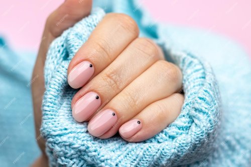 Стильный маникюр на короткие ногти