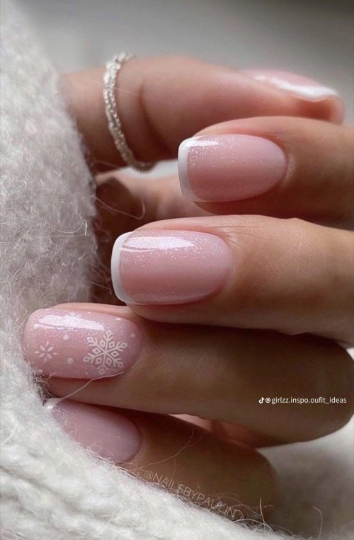 Нежный новогодний маникюр на короткие ногти
