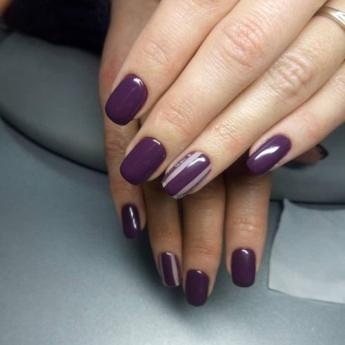 Сливовый маникюр на короткие ногти