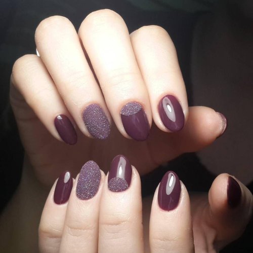 Сливовый маникюр на короткие ногти