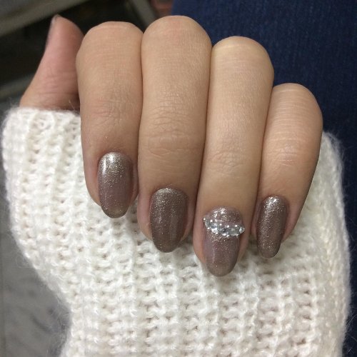 Серый блестящий маникюр