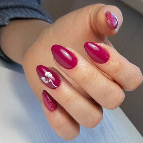 Малиновый маникюр на короткие ногти