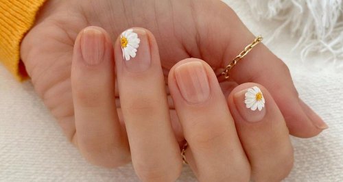 Маникюр с ромашками на короткие ногти