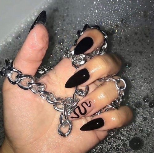 Черные длинные ногти