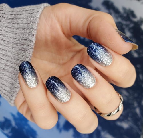 Серебряный маникюр на короткие ногти