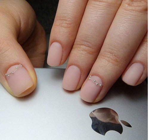 Бежевый маникюр на короткие ногти
