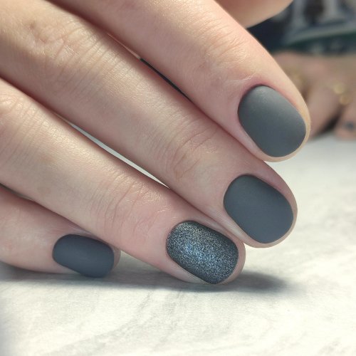 Серый матовый маникюр