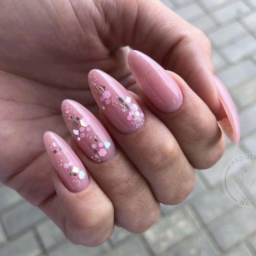Розовый маникюр с блестками миндаль