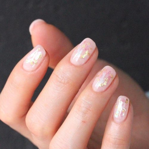 Прозрачный маникюр на короткие ногти