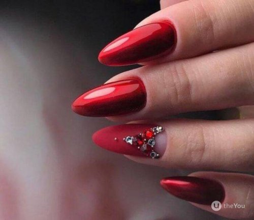 Красный маникюр со стразами