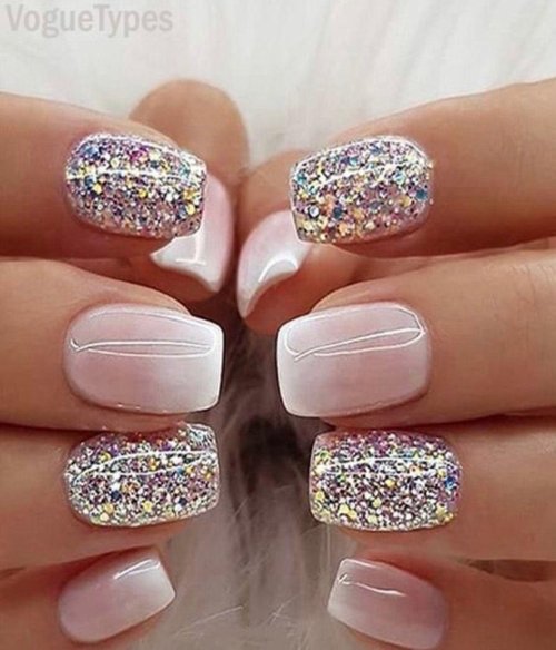 Блестящий маникюр на короткие ногти