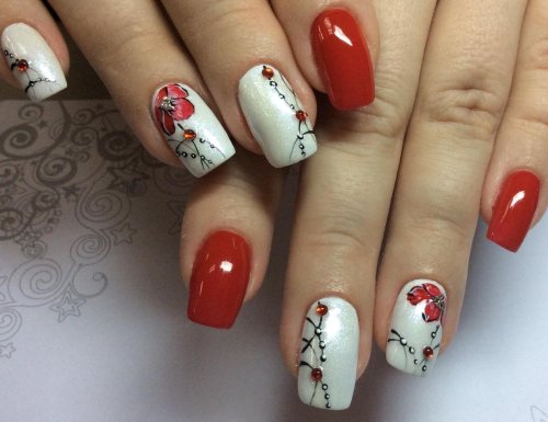 Маникюр красное с белым
