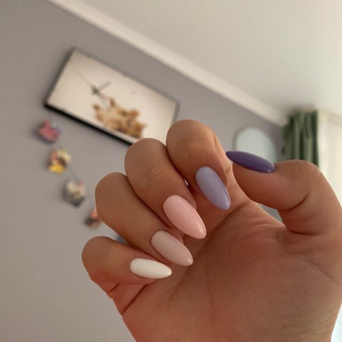 Миндальный маникюр однотонный