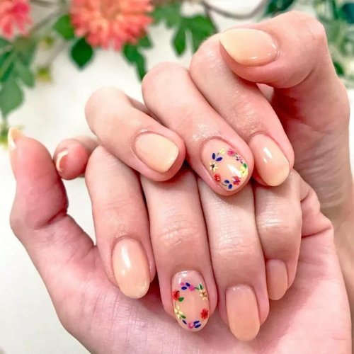 Маникюр с цветочками на короткие ногти