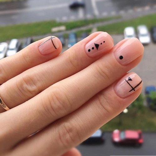 Легкий дизайн на короткие ногти