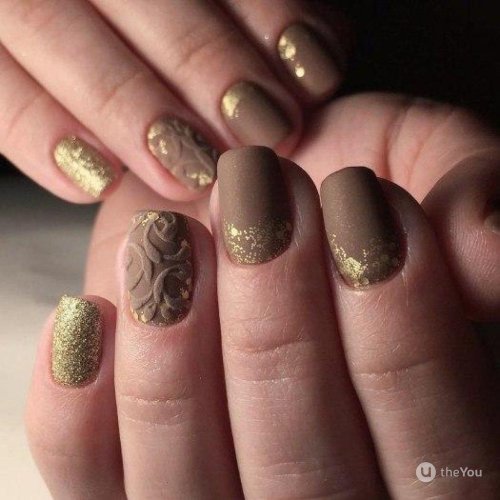 Коричневый маникюр с золотом