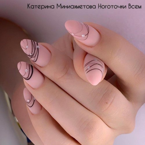 Нюдовый маникюр с паутинкой