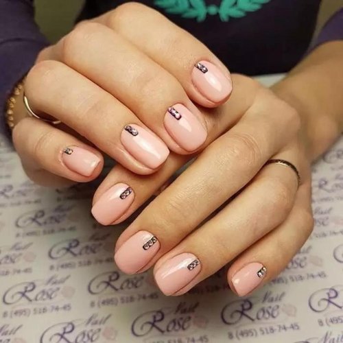 Спокойный маникюр на коротких