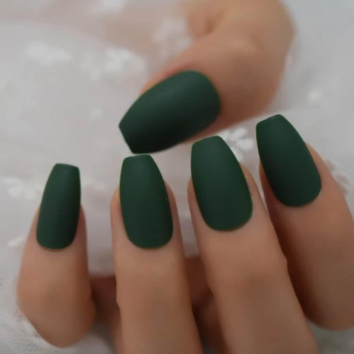 Зеленое под накладным ногтем