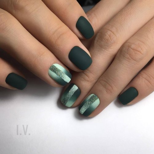 Изумрудный маникюр на короткие ногти