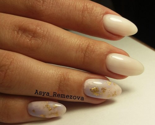 Маникюр с молочной базой и золотом