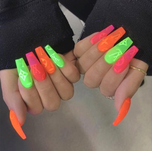 Длинные яркие ногти