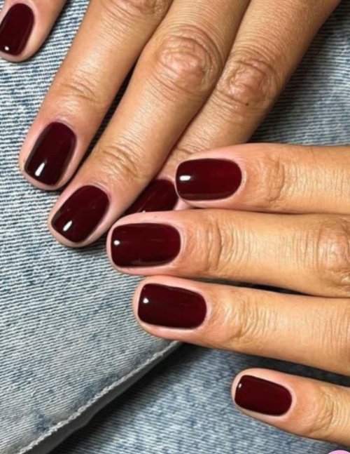 Бордовые ногти короткие