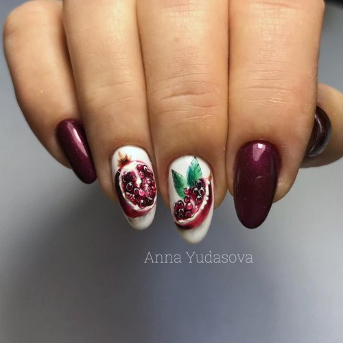 Маникюр с ягодами
