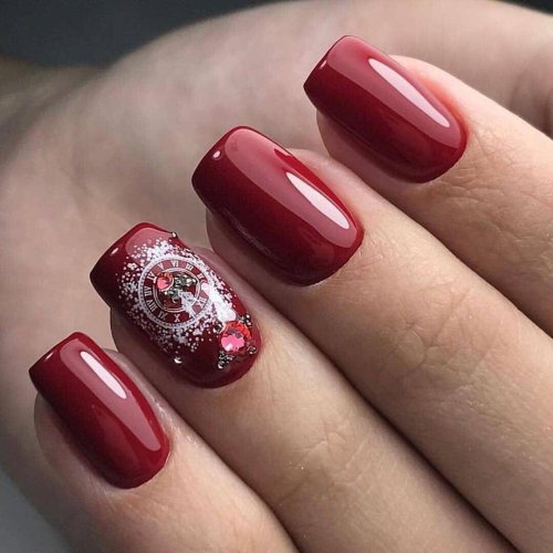 Красный маникюр с дизайном