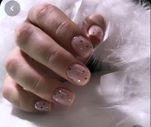 Прозрачный маникюр на короткие