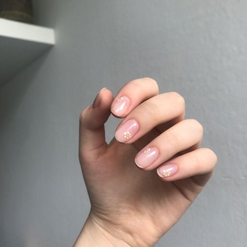Ногти короткие