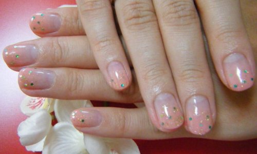 Прозрачный маникюр на короткие ногти