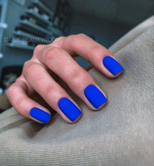 Синий маникюр матовый
