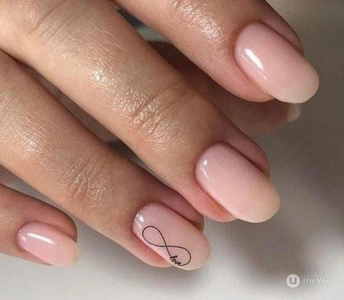 Маникюр на короткие ногти нюд и сердечко