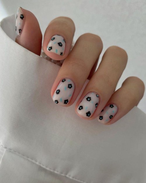 Маникюр на короткие ногти молочные