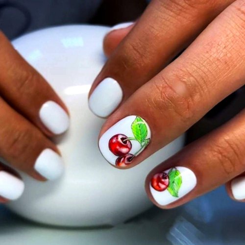 Маникюр с вишенками на короткие