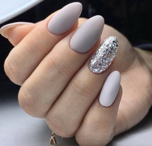 Маникюр серый с белым