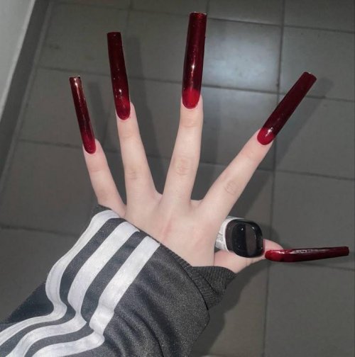 Длинные красные ногти