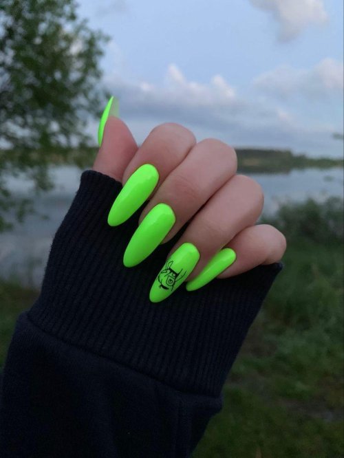 Длинные яркие ногти