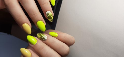 Маникюр с кислотно желтым цветом