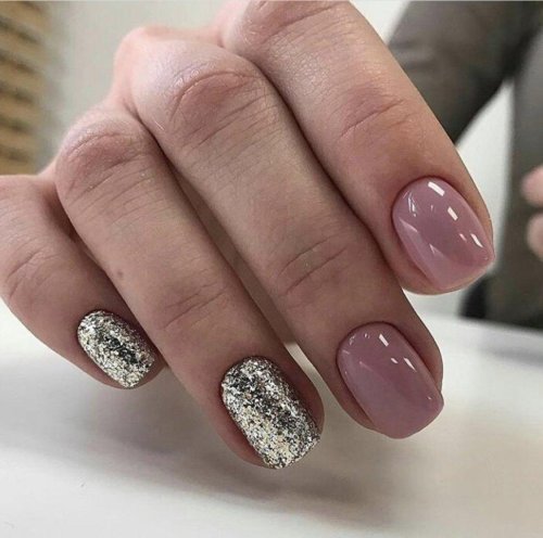 Маникюр на короткие ногти однотонный с блестками