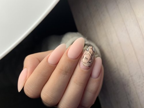 Нюдовые ногти с дизайном