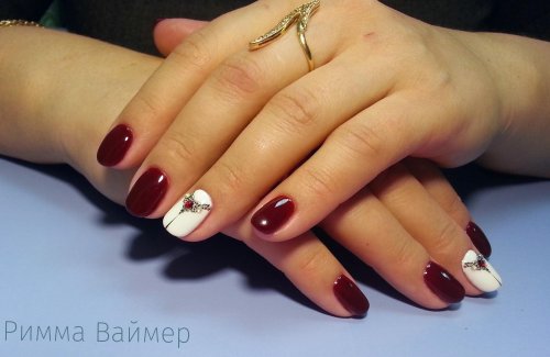 Бордовый френч на ногтях