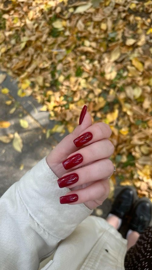 Бордовый квадрат ногти