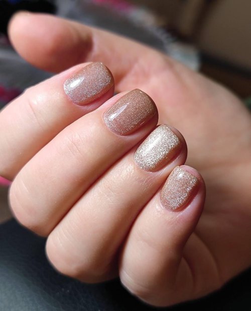 Нюдовый маникюр с блестками на короткие ногти