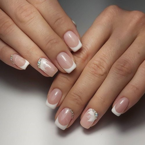 Светлый френч на короткие ногти