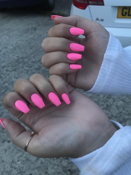 Неоновые розовые ногти